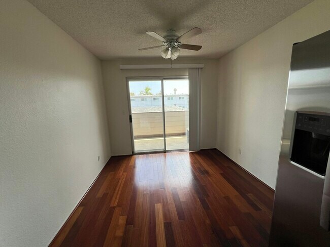 Photo - 569 E St