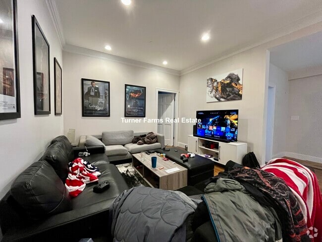 Building Photo - 32 Sumner St Unit 1 Rental