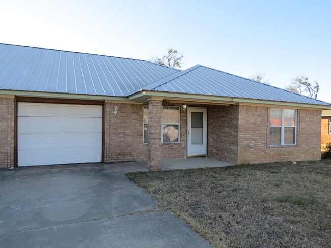 Building Photo - "Spacious Comfort Awaits: 3-Bedroom, 2-Bathroom Duplex Gem in Gatesville, TX!" Unit A