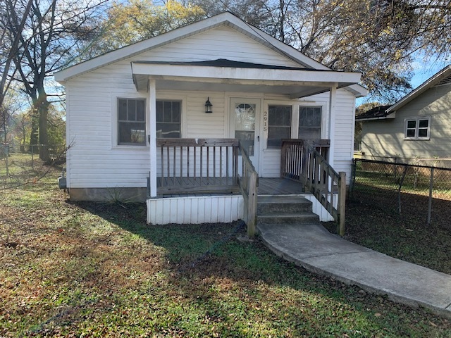 Gorgeous Three Bedroom Cottage with Fenced... - Gorgeous Three Bedroom Cottage with Fenced... House