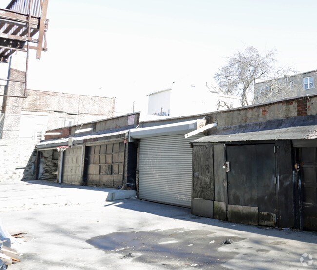 Photo - 711 E 228th St