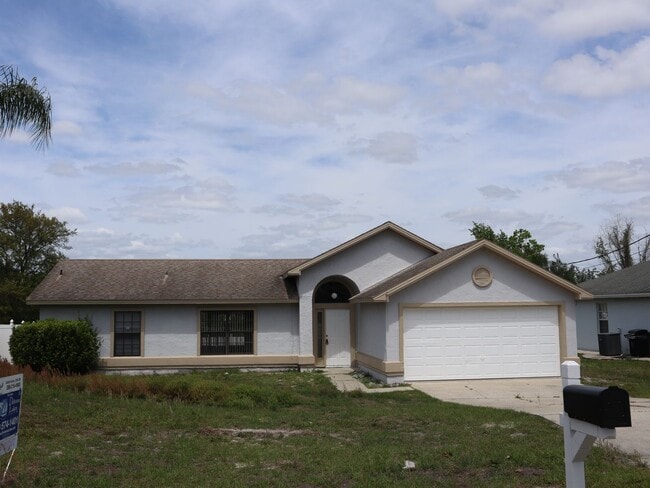 Building Photo - 3 Bedroom 2 Bath 2 Car Garage Deltona