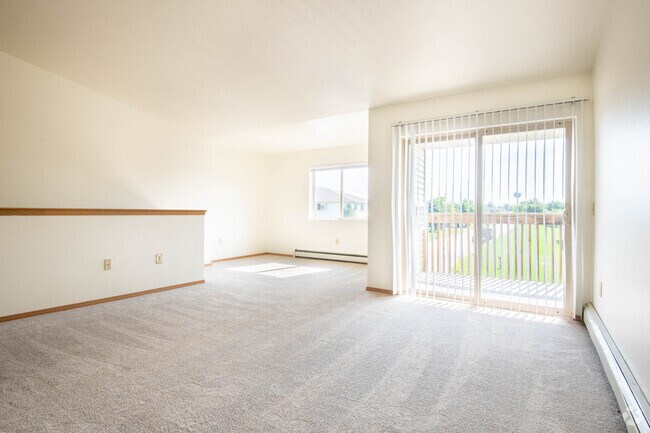 3BR, 1.5 BA - 1200SF - Pondview Apartments