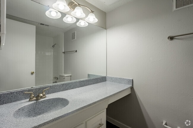 2 habitaciones, 2,5 baños - 1035 pies cuadrados - Baño - Forest Park Village