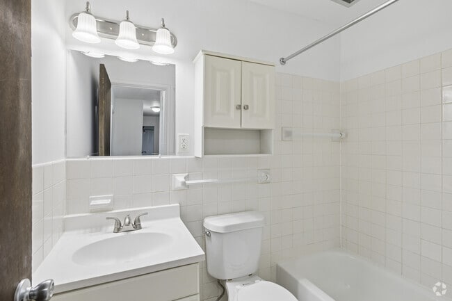 2BR, 1BA - 750SF - Bathroom