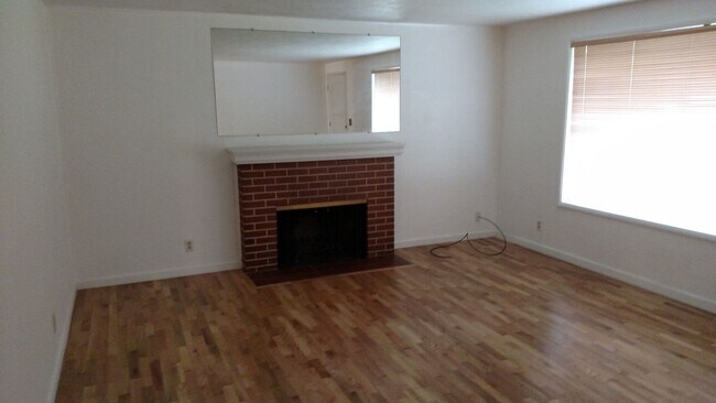 Photo - 3 Bed/ 1.5 Bath 60's Vintage Charmer in th...