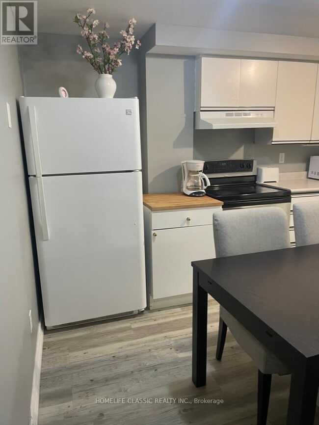 Photo - 102 Church St S