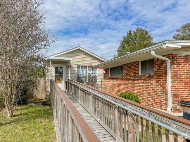 Building Photo - Tiny home in Heart of Pensacola Unit B