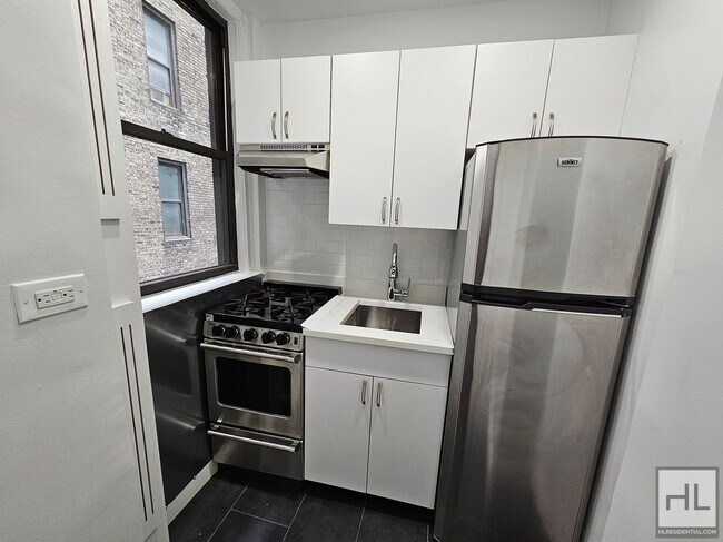 High-Ceiling One-Bedroom with Classic Details Near Grand Central
