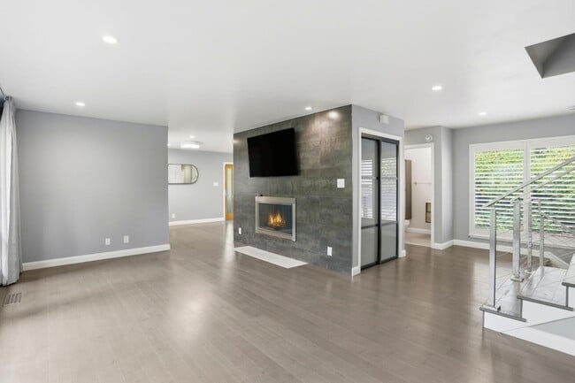 Photo - 2010 Santa Cruz Ave