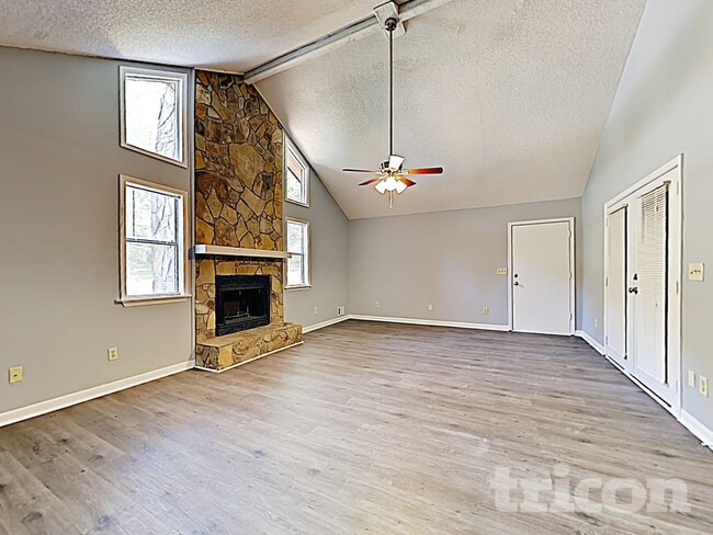 Photo - 4580 Woodcroft Cove