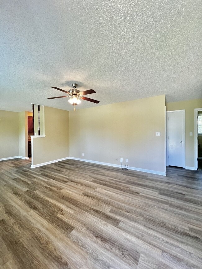 Building Photo - "Charming 3-Bedroom Rental with Modern Amenities in Clarksville, TN!"