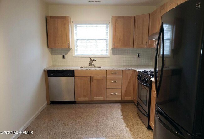 Photo - 180 Tulip Ln