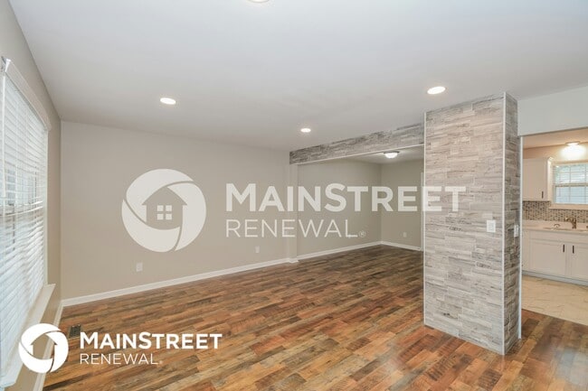 Photo - 304 Errol Ln