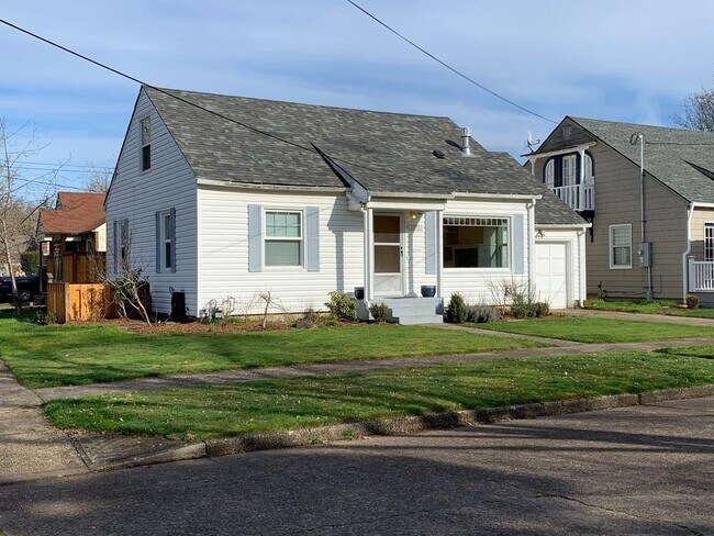 Lovely 3 bedroom, 1 bath Bungalow - Lovely 3 bedroom, 1 bath Bungalow House