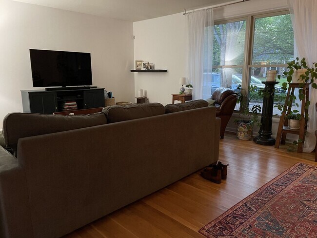 Photo - This gem is situated and Lovely 3BE/2BA on a quiet street in Warner Park