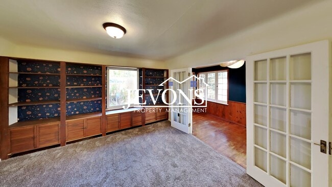 Photo - $895 Rent Credit - Charming 3-bedroom home with washer and dryer, an equipped kitchen, and nearby...