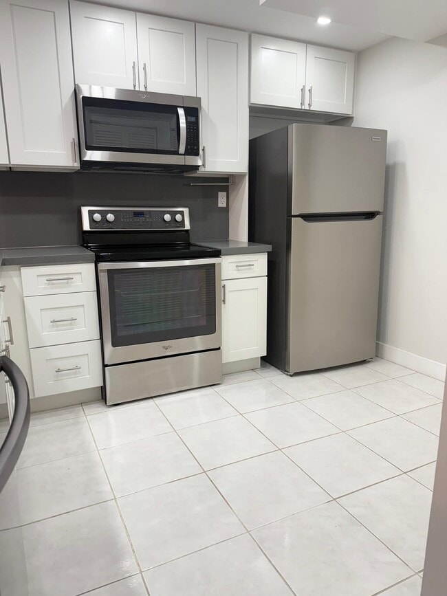 Building Photo - 3652 SW 60th Ter Unit 41 Rental