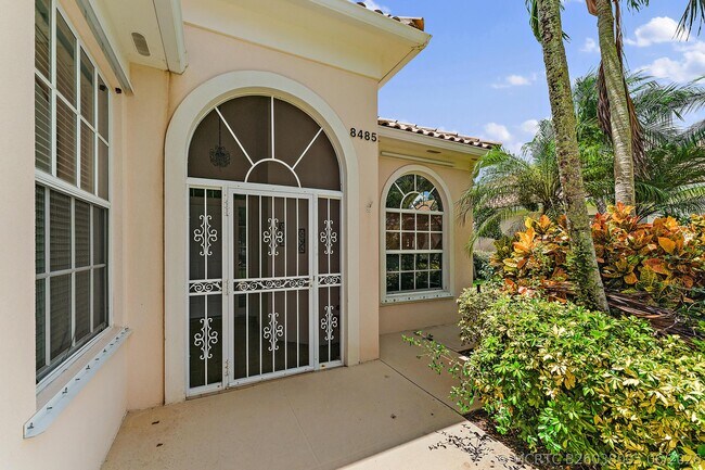 8485 SE Palm Hammock Ln