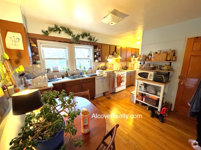 Building Photo - 21 Sartwell Ave Unit 3 Rental