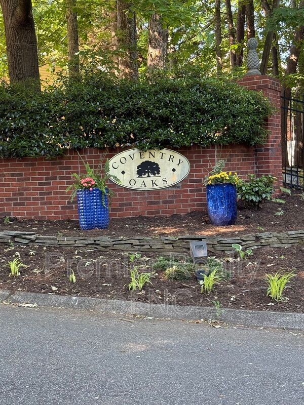 Photo - 607 Westpark Ct