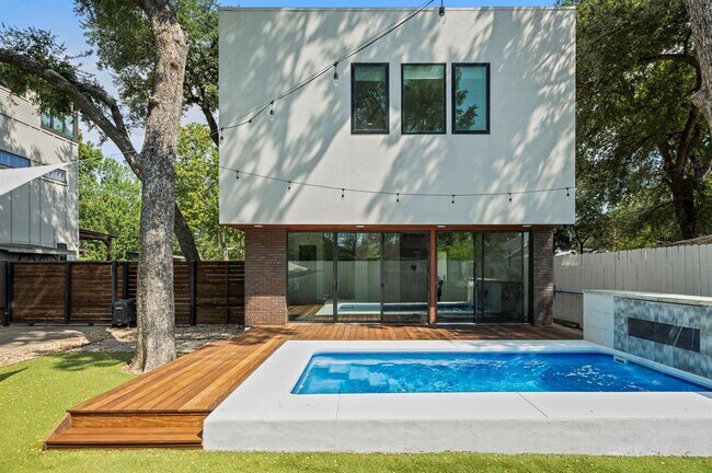 Building Photo - 2017 Kinney Ave Unit B