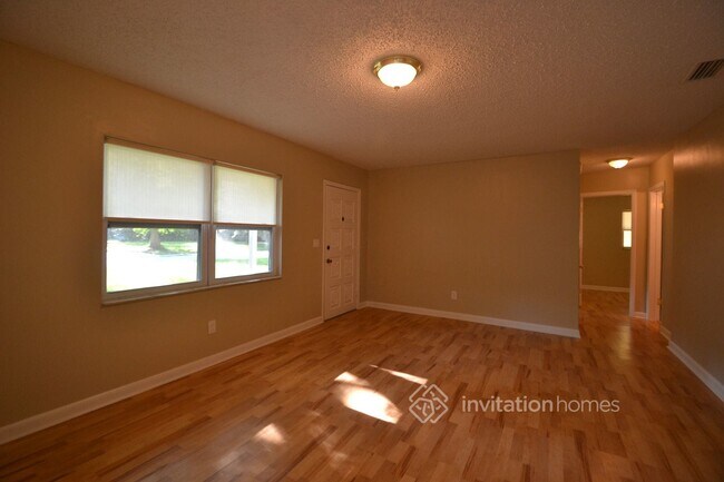 Photo - 559 Vine Ave