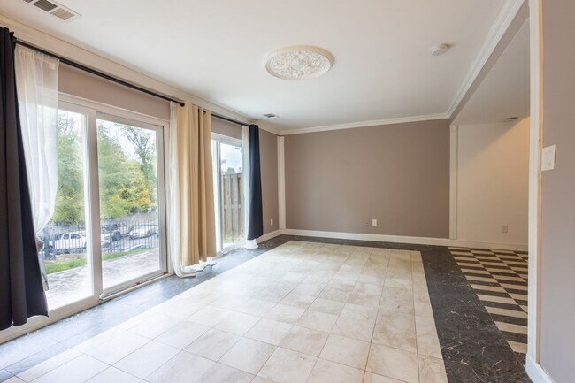 Photo - Lovely 3 BR/2.5 BA EOG Townhome in Silver ...