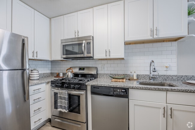 1BR, 1BA - 600SF - Kitchen - Morningside Courts