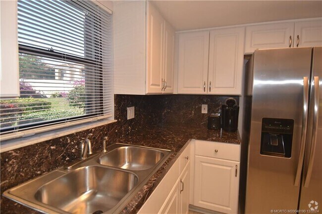 Building Photo - 301 SW South River Dr Unit 105 Rental