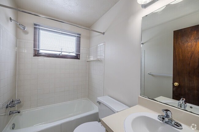 1BR, 1BA - 600SF - Bathroom