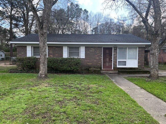 Building Photo - Great Location