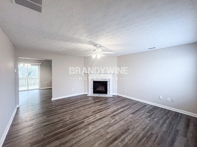 Photo - 252 Springbottom Ct SE