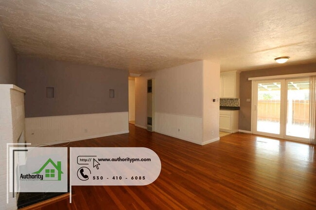 Photo - 3040 Sharon Ave