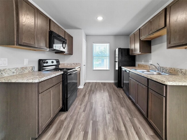 Building Photo - 2851 Golf Crest Dr