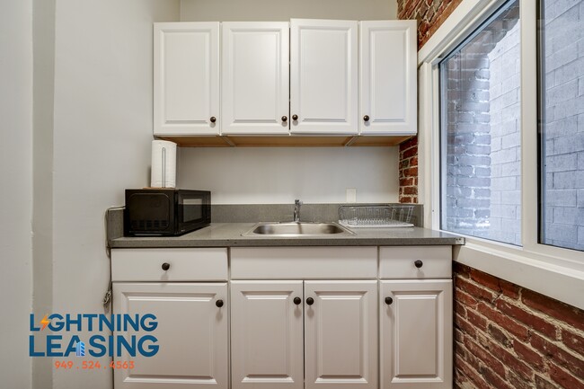 Building Photo - 1422 Flower St Unit 2B Rental