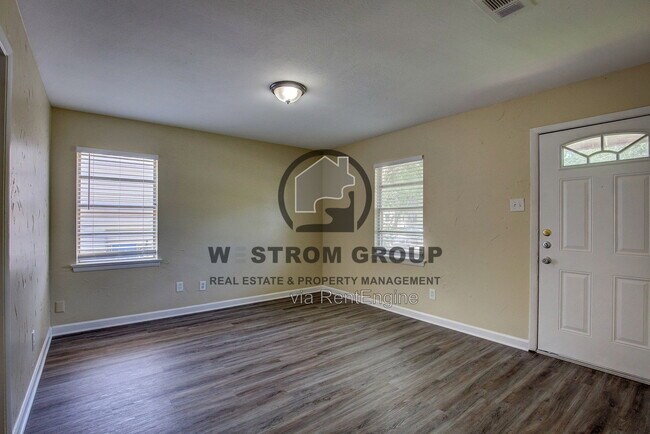 Photo - 820 Collin Dr