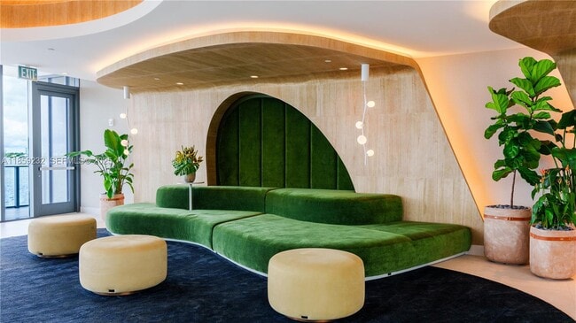 Photo - 700 NE 24th St Unidad 2705