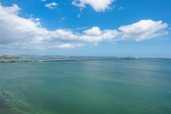 Photo - 700 NE 24th St Unidad 2506