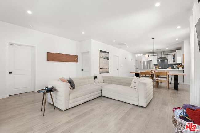 Photo - 1231 W 49th St