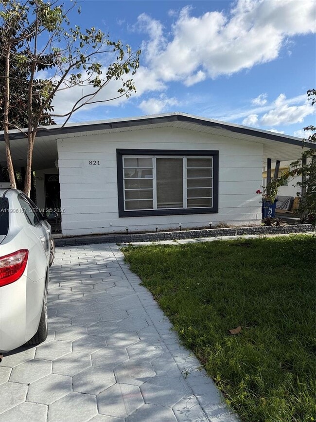 Building Photo - 821 NE 6th St Unit 2