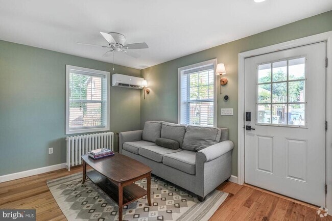 Building Photo - 2444 S Oakland St Rental
