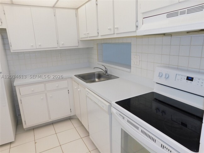 Building Photo - 8025 SW 107th Ave Unit 321