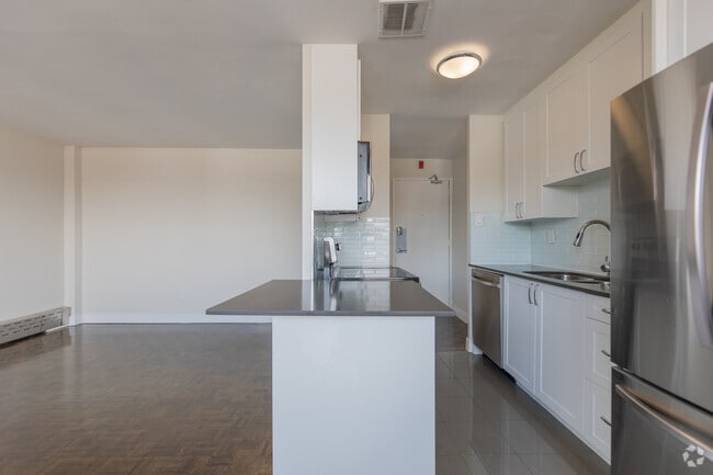 1BR, 1BA - 652SF - Kitchen - 66 Spadina Road