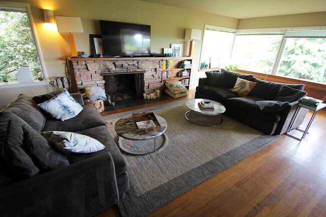 Photo - CHARMING 3 BED, 2 BATH 1850 SF SEATTLE HOME W EASY COMMUTE!