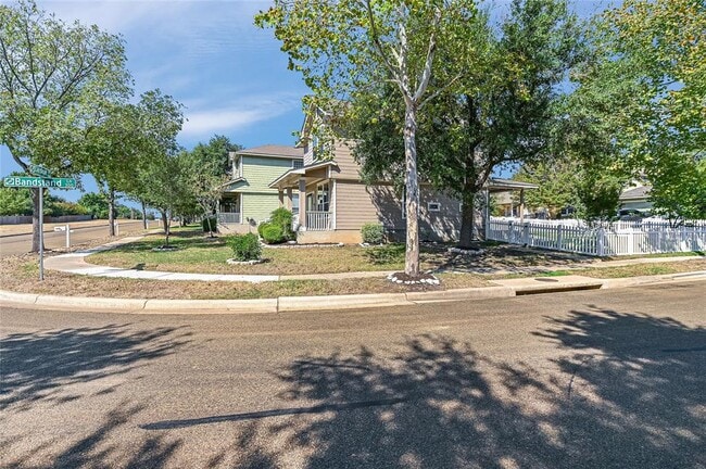 Photo - 1227 Cardigan St