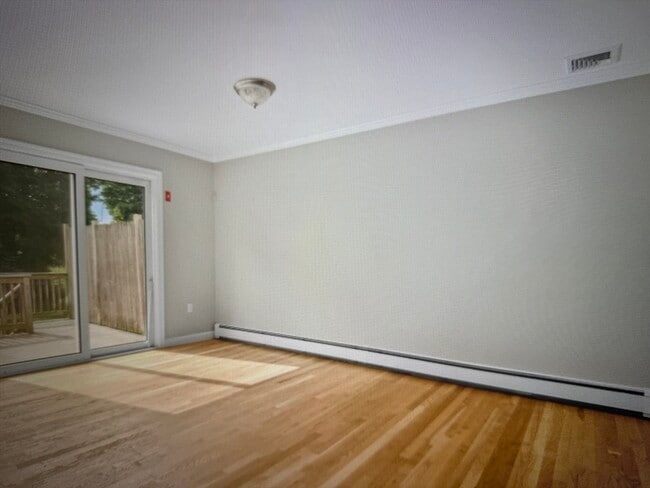 Photo - 323 Commercial St