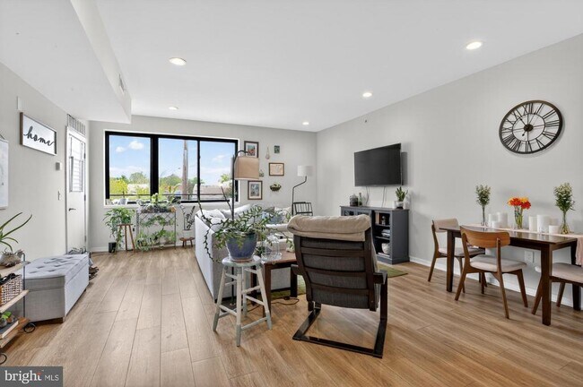 Photo - 381 Martin St Unit 3
