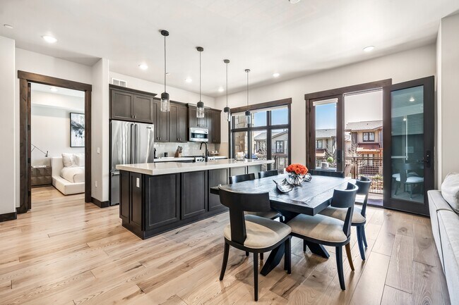 3751 Blackstone Dr Unit 2J