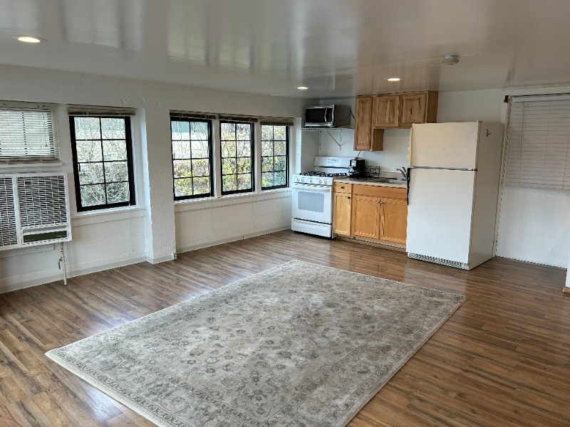 Photo - 702 4th Ave E